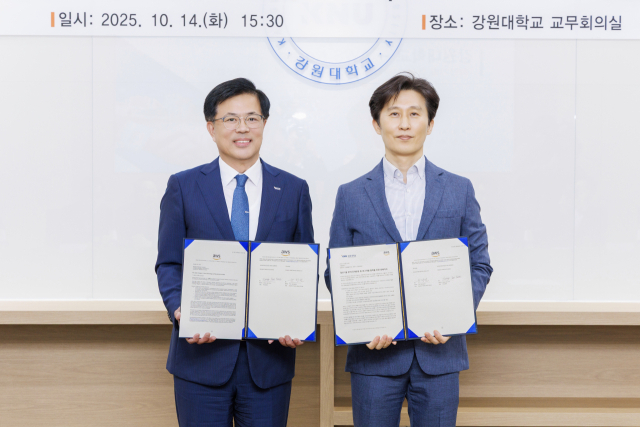 정재연 강원대 총장(사진 왼쪽)과 윤정원 아마존웹서비스(Amazon Web Services) 코리아 공공부문 대표가 14일 춘천캠퍼스 대학본부 3층 교무회의실에서 '첨단기술 분야 