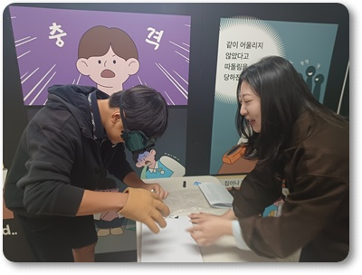 남춘천중학교(교장:배덕진)가 14일 1학년 학생들을 대상으로 청소년 ㅁ마약류 중독의 위험성을 알리고 예방 의식을 높이기 위해 ‘마약 NO, 꿈으로 GO’ 마약류 중독 예방 캠페인을