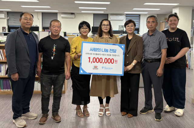 ◇라온제나 봉사단(회장:이진숙)은 14일 강원서부아동보호전문기관(관장:박미경)에 학대 피해 아동 보호 및 지원 강화를 위한 후원금 100만원을 전달했다.