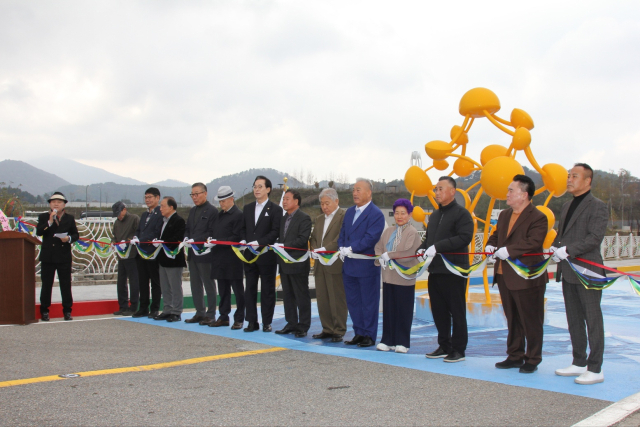 ‘김석원 회장님을 사랑하는 사람들(위원장:백성학 영안모자 명예회장)’은 31일 평창군 대관령면 평창올림픽플라자 평화의 공원에서 고(故) 김석원 쌍용그룹 회장의 공적조형물 이전 기념식을 개최했다.