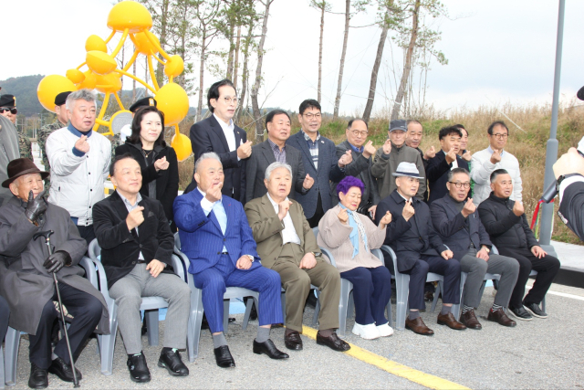 ‘김석원 회장님을 사랑하는 사람들(위원장:백성학 영안모자 명예회장)’은 31일 평창군 대관령면 평창올림픽플라자 평화의 공원에서 고(故) 김석원 쌍용그룹 회장의 공적조형물 이전 기념식을 개최했다.