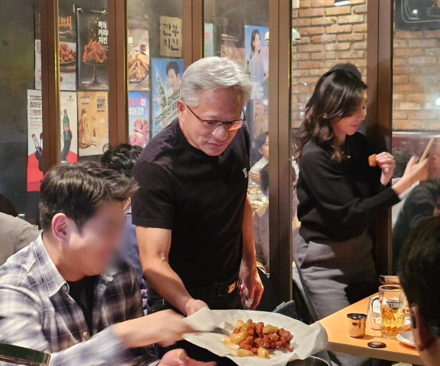 ¡ÞÁ¨½¼ Ȳ ¿£ºñµð¾Æ ÃÖ°í°æ¿µÀÚ°¡ Áö³ 30ÀÏ ¼¿ï »ï¼ºµ¿ ÇÑ Ä¡Å²Áý¿¡¼ ÀÌÀç¿ë »ï¼ºÀüÀÚ È¸Àå, Á¤ÀǼ± Çö´ëÂ÷±×·ì ȸÀå°ú Ä¡¸Æ ȸµ¿À» ÇÏ´ø Áß ´Ù¸¥ ¼Õ´Ôµé¿¡°Ô ġŲÀ» ³ª´²ÁÖ°í ÀÖ´Ù. 2025.10.3101