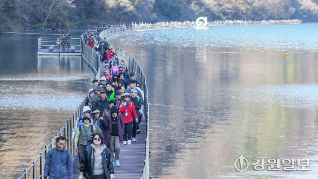 ◇화천의 깊어가는 가을을 만끽할 수 있는 화천군민 산소(O2)길 걷기행사가 1일 북한강 명품길에서 열려 참가자들이 북한강변 숲으로 다리를 걷고 있다. 화천=장기영기자