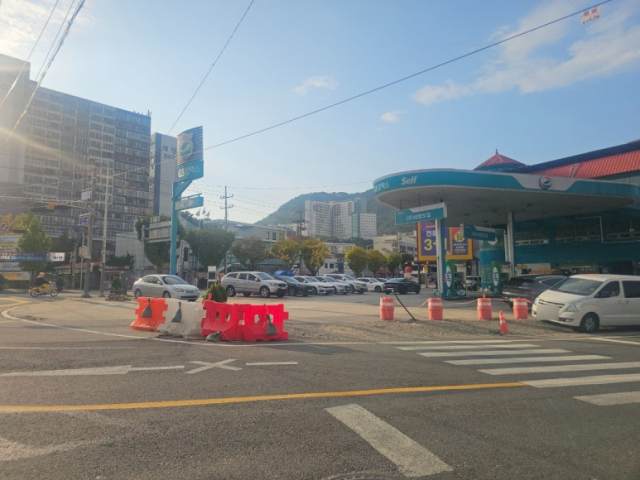 30년 쓴 주유소 진입로에 시가 인도 설치... 결국 소송까지 간다