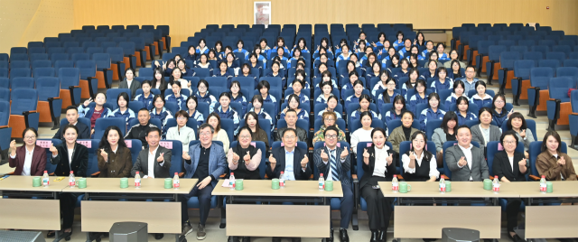 성신여대 관계자들이 중국 저장성 챠오스직업고등학교에서 ‘K-뷰티 및 메이크업 특강’ 후 ‘성신뷰티유학반’ 학생들과 기념 촬영을 하고 있다.