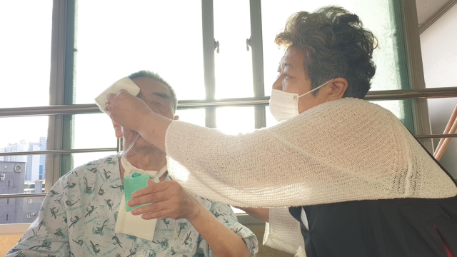 ◇2021년 이외수 작가를 돌보던 고인. 사진=연합뉴스