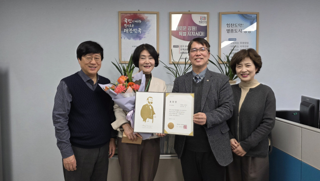 ◇신미숙 양양군보건소 팀장(사진 왼쪽에서 두번째)이 양양군보건소에서 박진성대한적십자사 강원혈액원장(사진 오른쪽에서 두번째)과 신승주 양양군보건소장으로부터 표창장을 받고 기념사진을 