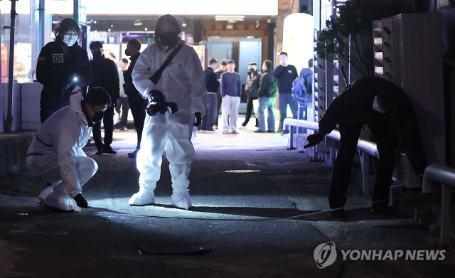 ◇3일 오후 경남 창원시 마산회원구 합성동 한 모텔 앞에서 경찰이 현장을 살피고 있다. 이날 오후 해당 모텔에서 흉기 사건이 발생해 3명이 숨지고 1명이 크게 다쳤다. 2025.12.3 사진=연합뉴스