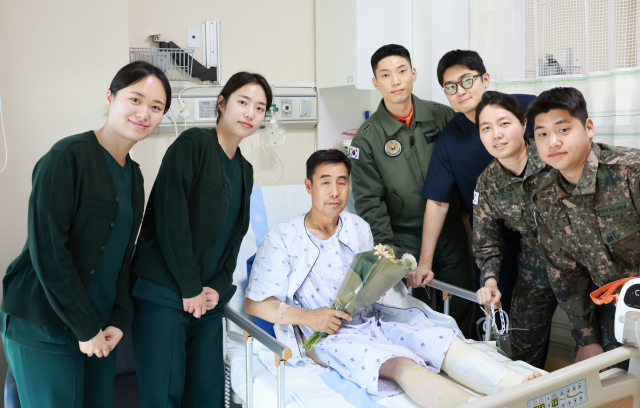 육군 3군단 직할 항공단 소속 이지홍 대위와 박병춘 씨가 사진을 찍고 있다.