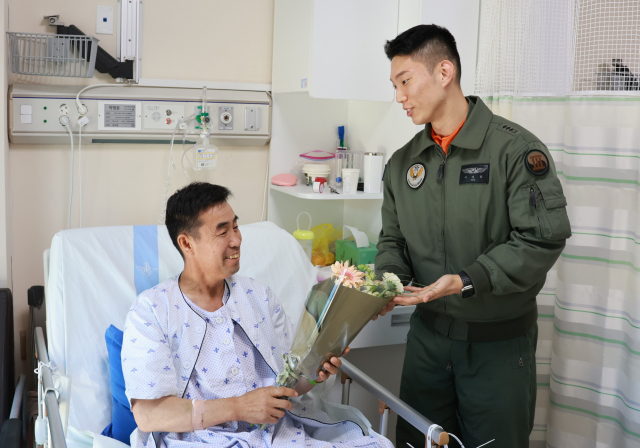 육군 3군단 직할 항공단 소속 이지홍 대위와 박병춘 씨가 사진을 찍고 있다.