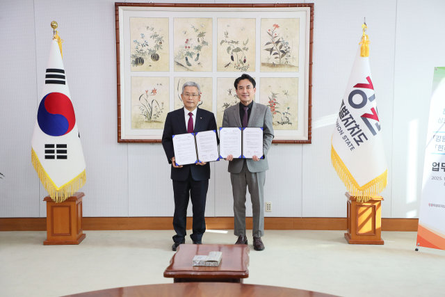 강원특별자치도와 한국전력은 11일 강원도청 통상상담실에서 '산불예방 및 전력설비 보호를 위한 업무협약식'을 갖고 산불 예방 및 조기대응시스템 구축을 위해 협력키로 했다.