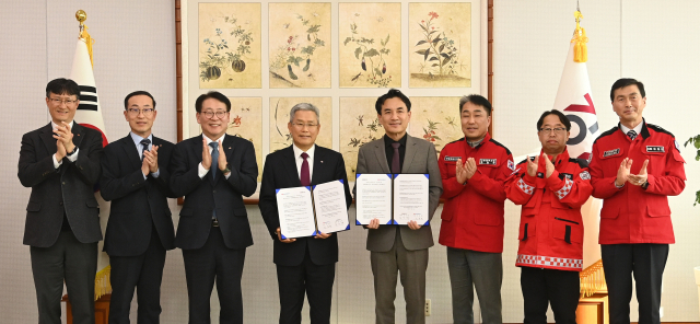 강원특별자치도와 한국전력은 11일 강원도청 통상상담실에서 '산불예방 및 전력설비 보호를 위한 업무협약식'을 갖고 산불 예방 및 조기대응시스템 구축을 위해 협력키로 했다.