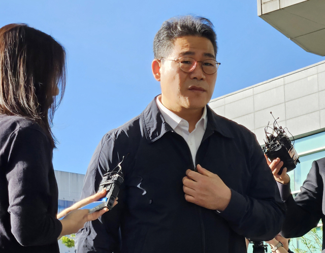 ◇서울동부지검 '세관 마약수사 외압 의혹' 합동수사팀으로 파견이 결정된 백해룡 경정이 16일 서울송파구 동부지검으로 첫 출근하며 취재진 질문에 답하고 있다.백 경정은 16일 출근길에 취재진과 만나 "검찰은 수사 대