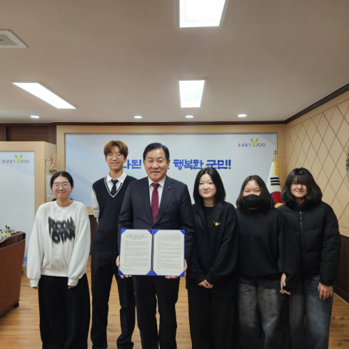 평창군청소년상담복지센터(센터장:박금성)가 주관하는 청소년 참여기구‘평창군청소년참여위원회(제18기)’는 지난 12일 평창군수 집무실에서 한 해 동안의 활동 결과를 담은 정책 제안서 전달식을 진행했다.