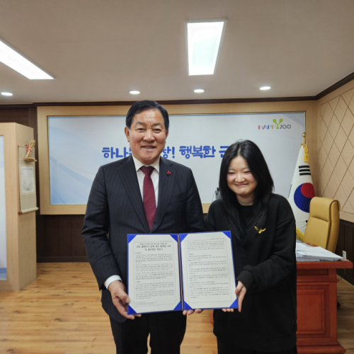 평창군청소년상담복지센터(센터장:박금성)가 주관하는 청소년 참여기구‘평창군청소년참여위원회(제18기)’는 지난 12일 평창군수 집무실에서 한 해 동안의 활동 결과를 담은 정책 제안서 전달식을 진행했다.