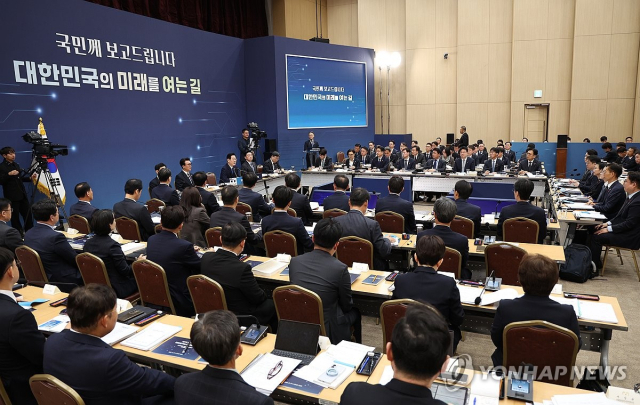 ◇산업부·지식재산처·중소벤처기업부가 17일 정부세종컨벤션센터에서 이재명 대통령에게 업무보고를 하고 있다. 2025.12.17 사진=연합뉴스