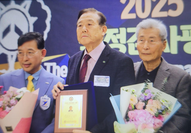 ◇전진표 한국임우연합회장이 18일 국회도서관 회의실에서 산림환경대상을 수상하고 기념사진을 찍고 있다. 사진=독자 제공