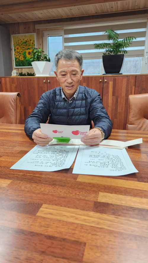허남선 금오평산장학재단 이사장이 홍천 내촌초교 전교생으로부터 받은 손편지 연하장을 하나하나 살펴보고 있다.