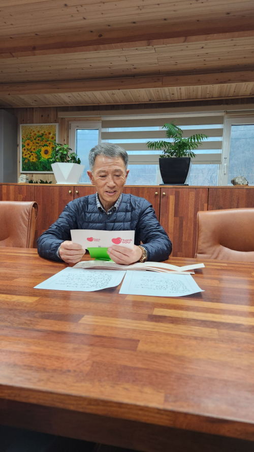 허남선 금오평산장학재단 이사장이 홍천 내촌초교 전교생으로부터 받은 손편지 연하장을 하나하나 살펴보고 있다.