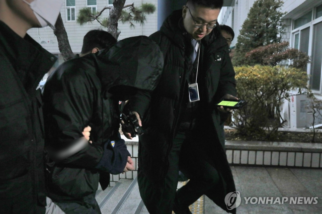 ◇27일 오전 경기도 의정부시 가능동 의정부지방법원에서 아동학대살해 혐의로 구속영장이 청구된 친모 A씨(25)와 계부 B씨(33)가 구속 전 피의자 심문을 위해 법정으로 이동하고 있다.이들은 지난 23일 오후 포천