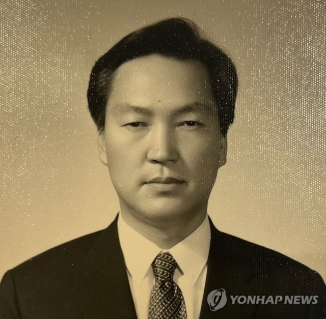 ◇윤석열 전 대통령의 부친 故 윤기중 연세대 명예교수의 젊은 시절 증명사진.[대통령실 제공.재판매 및 DB금지.연합뉴스.]