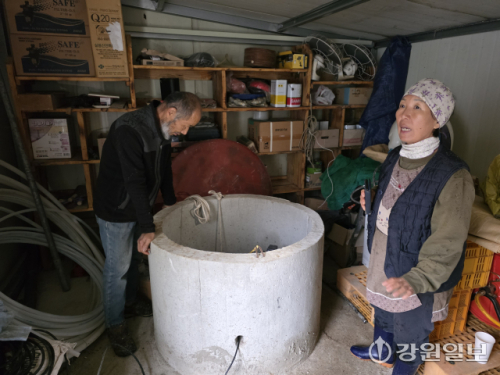 ◇화천군 간동면 오음2리 일대에 동서고속화철도 터널공사가 진행되면서 지하수가 고갈된 가운데 정희섭씨 부부가 지하수 관정을 살펴보고 있다.화천=장기영기자