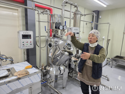 ◇화천군 간동면 오음2리 정희섭씨 부인이 동서고속화철도 터널공사로 지하수가 고갈돼 운영에 차질을 빚은 농가공식품 시설을 보며 대책을 호소하고 있다.화천=장기영기자