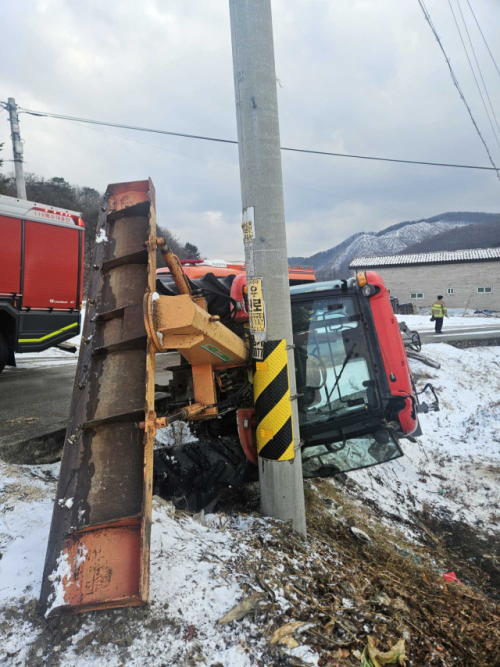 ◇지난 10일 오후 2시50분께 횡성군 안흥면 소사리 마을회관 인근에서 눈을 치우던 트랙터가 밭으로 넘어지면서 운전자 A(59)씨가 깔렸다.사진=강원도소방본부 제공
