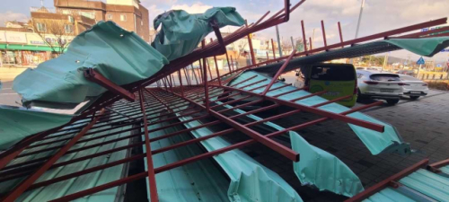 ◇지난 10일 오후 3시17분께 횡성읍 읍상리에서 건물 지붕 철골조 구조물이 강픙에 날려 건물 아래 도로를 덮쳤다.이 사고로 다친 사람은 없었지만 구조물이 주차된 차량 위로 떨어지면서 차량 일부가 파손