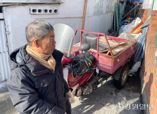 ◇한달 70만원 안팎의 기초생활급여로 생계를 이어가는 신모(69)씨가 겨울철 난방비 부담으로 인한 고충을 털어놓고 있다.사진=손지찬 기자