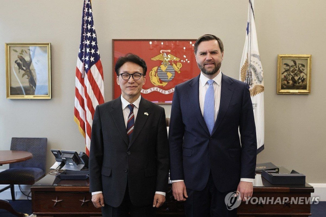 ◇김민석 국무총리가 지난 23일(현지시간) 미국 워싱턴DC 백악관에서 JD 밴스 부통령과 면담에 앞서 기념 촬영을 하고 있다. 2026.1.24 [총리실 제공. 재판매 및 DB금지. 연합뉴스.]