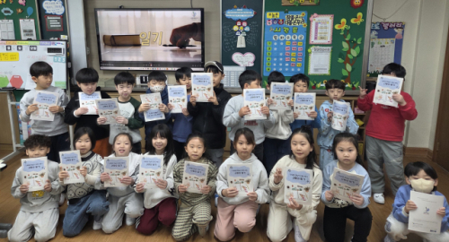 ◇인간성회복운동추진협의회는 지난 9일 횡성초교에서 사랑의 일기장 전달과 함께 '사랑의 일기 300만부 보내기 범국민운동 선언문'을 발표하고 강원지역 사랑의 일기 운동을 시작했다.