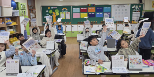 ◇인간성회복운동추진협의회는 지난 9일 횡성초교에서 사랑의 일기장 전달과 함께 '사랑의 일기 300만부 보내기 범국민운동 선언문'을 발표하고 강원지역 사랑의 일기 운동을 시작했다.