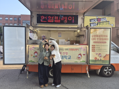 ���Ѹ����ɴ��л����� ������ ��ġ�� Ǫ��Ʈ�� �տ��� �������� ��� �ִ�. ����=�������׿� ����