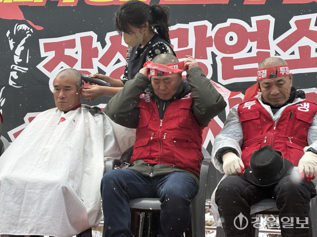 ◇태백시민 생존권 사수를 위한 장성광업소 수몰 반대 결의대회가 13일 태백 장성 탄탄마당에서 주민 등 200여명이 참여한 가운데 열렸다.