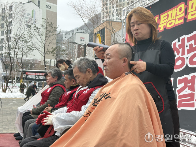 ◇태백시민 생존권 사수를 위한 장성광업소 수몰 반대 결의대회가 13일 태백 장성 탄탄마당에서 주민 등 200여명이 참여한 가운데 열렸다.