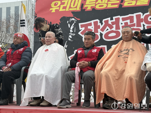 ◇태백시민 생존권 사수를 위한 장성광업소 수몰 반대 결의대회가 13일 태백 장성 탄탄마당에서 주민 등 200여명이 참여한 가운데 열렸다.
