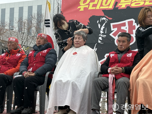 ◇태백시민 생존권 사수를 위한 장성광업소 수몰 반대 결의대회가 13일 태백 장성 탄탄마당에서 주민 등 200여명이 참여한 가운데 열렸다.