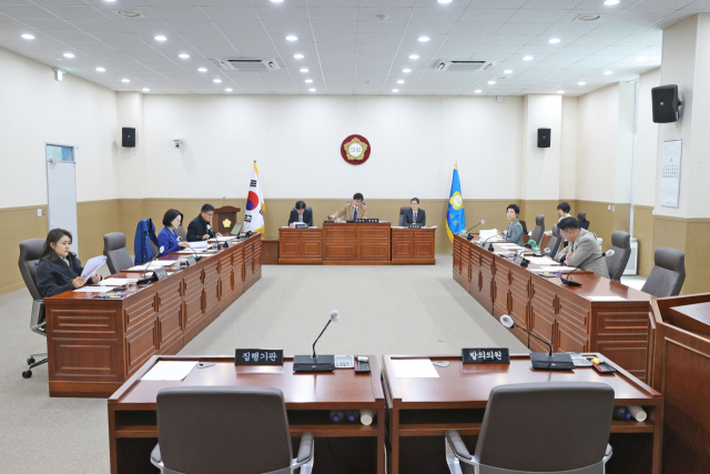 ◇원주시의회 원주시시설관리공단 업무실태 행정사무조사 특별위원회(위원장:문정환)는 지난 9일 시의회에서 제3차 회의를 열고 시설관리공단 업무실태 행정사무조사 세부일정을 협의했다. 또 증인·참고인 채택의 건을 의결했다.