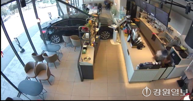 ◇23일 오전 11시34분께 춘천시 퇴계동의 한 카페로 60대 A씨가 몰던 그랜저 승용차가 돌진했다. 사진=독자 제공