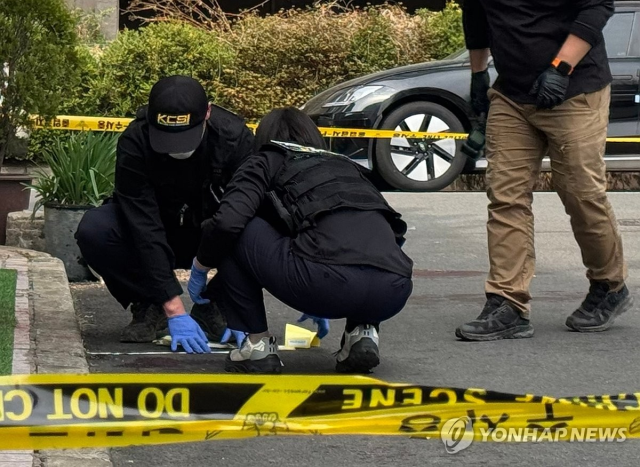 ◇지난 27일 오전 11시 36분께 창원시 성산구 한 아파트 인근 주차장에서 칼부림이 발생해 20대 여성이 심정지 상태로 이송되고 30대 남성이 크게 다쳐 이송됐다. 사진은 과학수