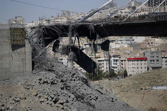 ◇미국의 공습으로 파괴된 이란의 B1 교량. 사진=연합뉴스