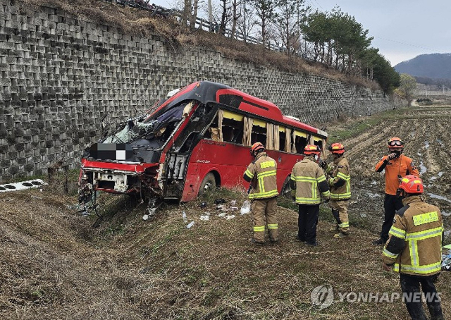 ◇지난 1일 오전 7시 42분께 충북 음성군 원남면의 한 도로에서 회사로 향하던 45인승 통근버스가 승용차와 부딪친 뒤 도로 아래 논으로 굴러떨어졌다. 이 사고로 버스 탑승자 25명이 중경상을 입었다. 2026.4.