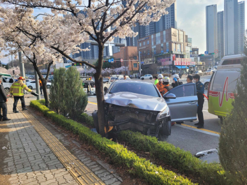 ◇6일 오후 4시53분께 원주시 무실동 법원 앞 사거리에서 사설 구급차와 승용차가 충돌했다.
