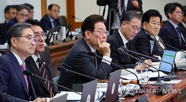 ◇이재명 대통령이 14일 청와대에서 열린 국무회의 겸 비상경제점검회의에서 참석자 발언을 듣고 있다. 2026.4.14