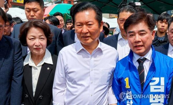 ◇추미애 경기도지사 후보(왼쪽부터), 더불어민주당 정청래 대표, 김병욱 성남시장 후보가 19일 경기도 성남시 모란민속5일장을 방문해 시민들과 인사를 나누고 있다. 2026.4.19 [공동취재. 연합뉴스.]