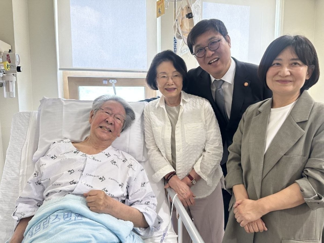 ◇최불암 병문안 간 최휘영 문체부 장관.사진=문화체육관광부 제공.