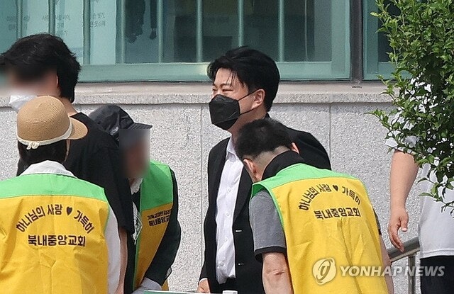 가수 김호중 가석방⋯만기 출소일보다 5개월 먼저 사회로 복귀