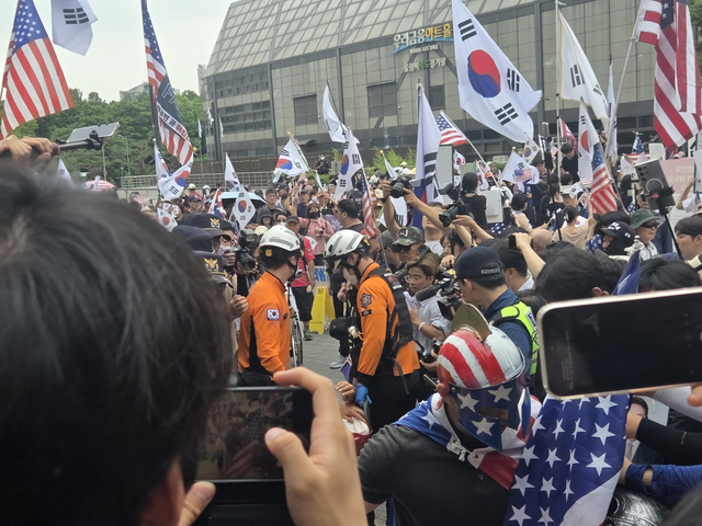 [속보]<b>잠실 개표소</b> 현장검증 앞두고 고성·몸싸움…'시위 참가자 쓰러졌...