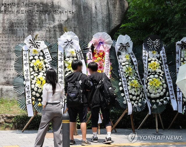 가수 하림, ‘스타벅스 가야지’ 논란 배재고 앞 근조화환에 “꽃으로 하는 고약한 짓들⋯등교하는 아이들이 어떤 기분 느끼겠나?”
